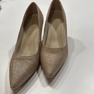 DREAM PAIRS
Kitten Heel Pointed Toe Pumps Comodo 9.5